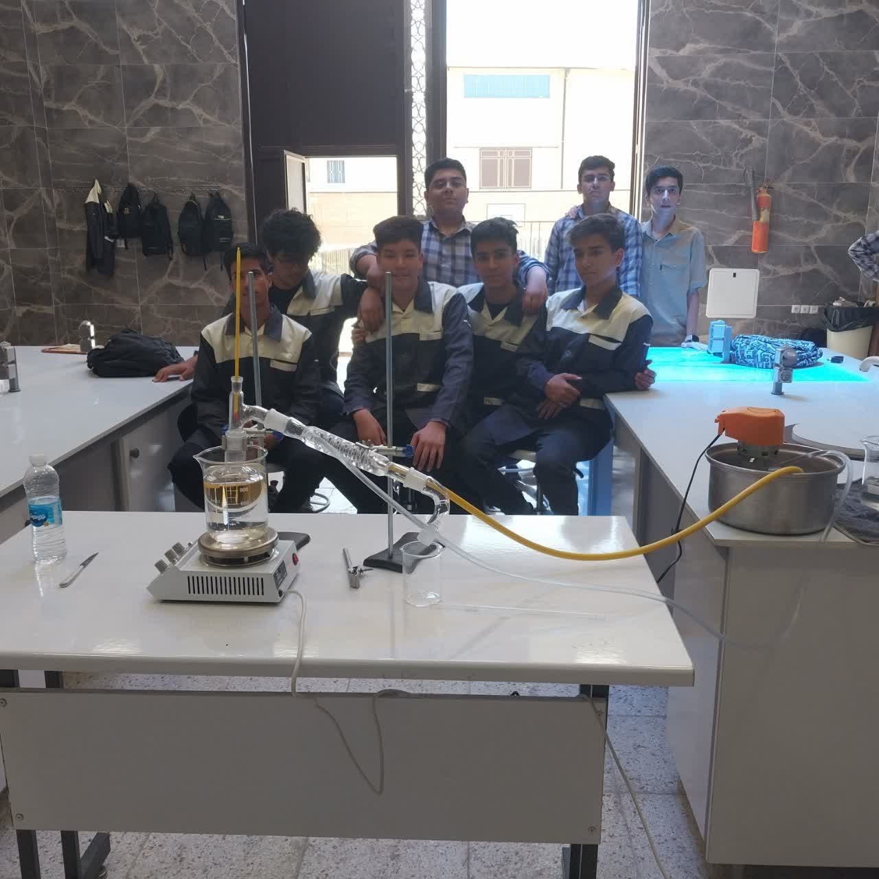آزمایش هنرجویان رشته صنایع شیمیایی-3