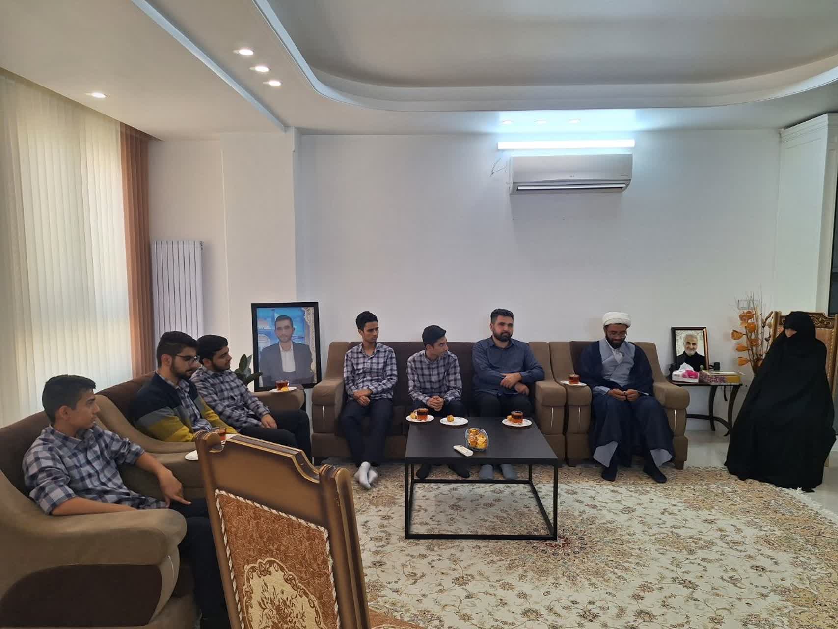 دیدار-بسیجیان-هنرستان-امام-رضا-با-خانواده-محترم-شهید-حسنی-اقتدار-4