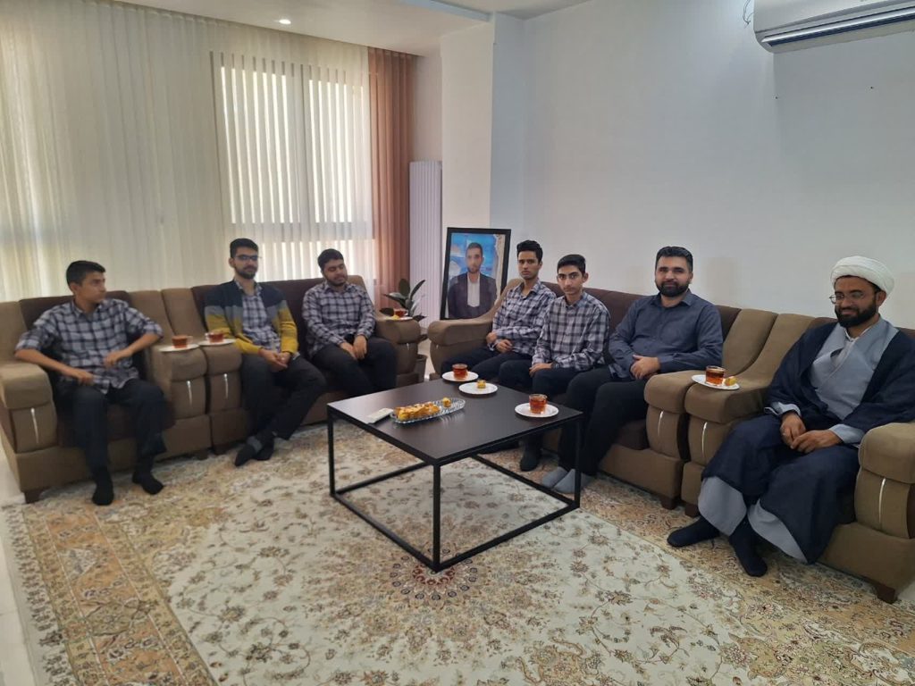 دیدار-بسیجیان-هنرستان-امام-رضا-با-خانواده-محترم-شهید-حسنی-اقتدار-3