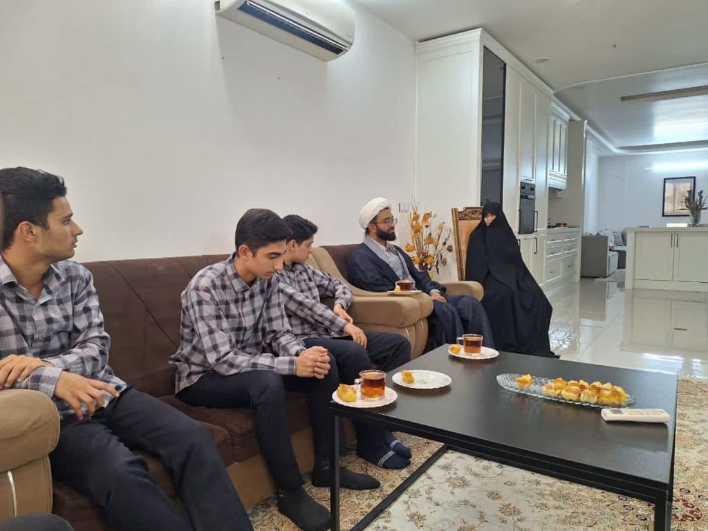 دیدار-بسیجیان-هنرستان-امام-رضا-با-خانواده-محترم-شهید-حسنی-اقتدار-2